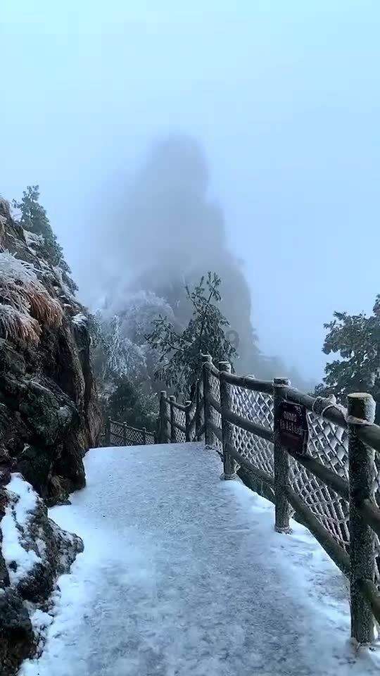 晚上怎么去跟女生聊天？游戏画面