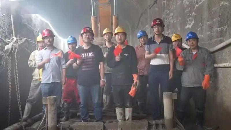 象.暖流｜郑州43名环卫工给爱心粥屋送锦旗